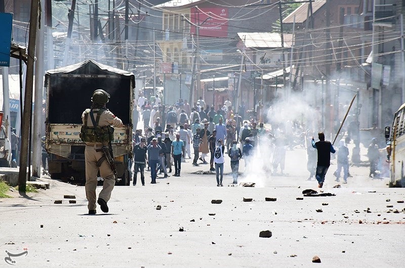 Police_in_Kashmir_confronting_violent_protestors_December_2018